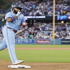 Blue Jays breeze past Shohei Ohtani, Dodgers in Game 4 to even World Series