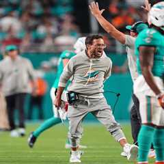 Mike McDaniel has complete meltdown on sideline with Dolphins’ season spiraling