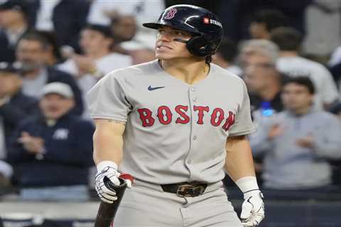 Significant blunders bite Red Sox in Game 2 loss to Yankees