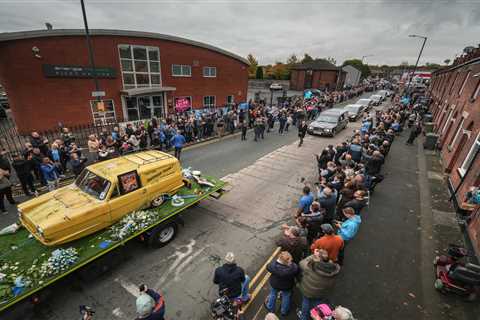 Thousands of Ricky Hatton fans line Manchester streets for last goodbye to boxing icon