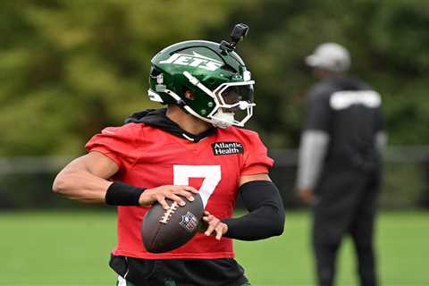 Justin Fields insists he’s not looking over is shoulder — but maybe he should be