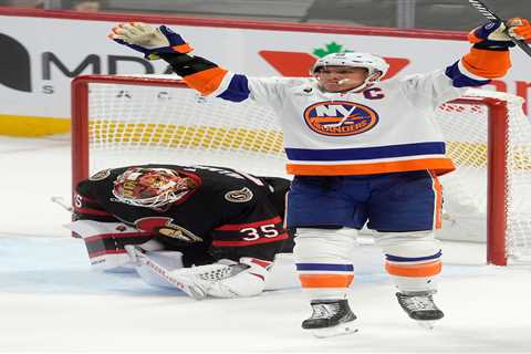 Anders Lee’s late goal lifts Islanders over Senators for wild comeback win