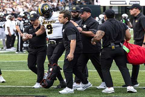 Missouri QB Beau Pribula carted off field with leg injury in scary scene