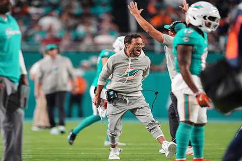 Mike McDaniel has complete meltdown on sideline with Dolphins’ season spiraling
