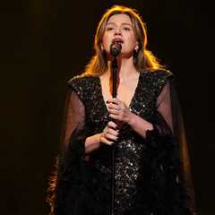 Kelly Clarkson Recalls Fiery Response to Manager Who Told Her to Get a Boob Job: ‘Why Don’t You Get ..