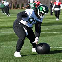 Harrison Phillips showing Jets what playing through pain looks like