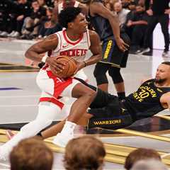 Steph Curry limps out of game with quad injury in scary Warriors scene