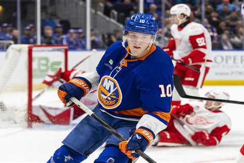 Simon Holmstrom finally coming into his own for Islanders since line promotion: ‘Wow’