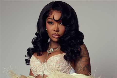 Summer Walker Re-Creates Anna Nicole Smith’s 1994 Wedding Photo for ‘Finally Over It’ Album Artwork