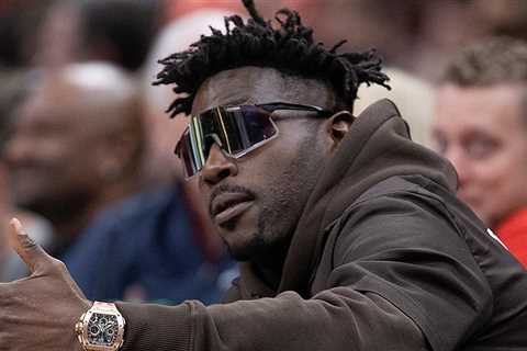 Antonio Brown Pleads Not Guilty, Acted In Self-Defense, Attorney Claims