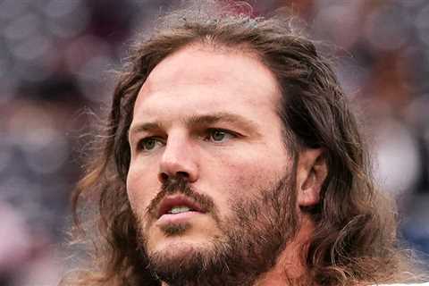 Broncos' Alex Singleton Undergoes Testicular Cancer Surgery