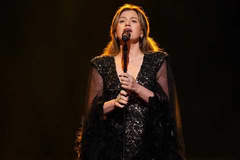 Kelly Clarkson Recalls Fiery Response to Manager Who Told Her to Get a Boob Job: ‘Why Don’t You Get ..