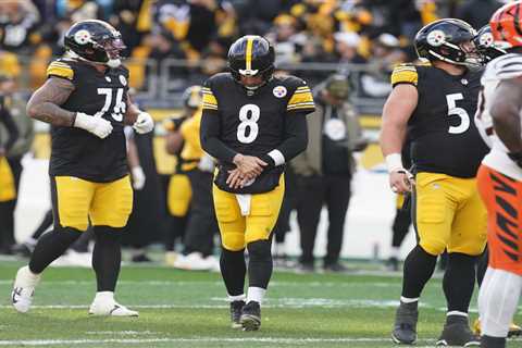 Aaron Rodgers leaves game with wrist injury in Steelers scare