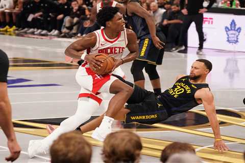 Steph Curry limps out of game with quad injury in scary Warriors scene