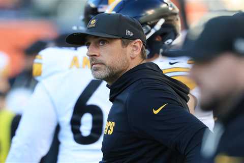 Aaron Rodgers grappling with ‘at least three fractures’ in wrist as QB set for Steelers return