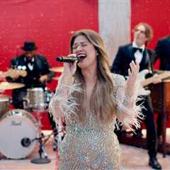 ‘A Present We Can All Enjoy’: Kelly Clarkson to Headline Netflix’s NFL Christmas Game Day Open