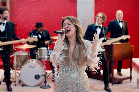 ‘A Present We Can All Enjoy’: Kelly Clarkson to Headline Netflix’s NFL Christmas Game Day Open
