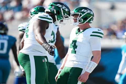 Jets rookie QB Brady Cook tosses first touchdown in stellar start