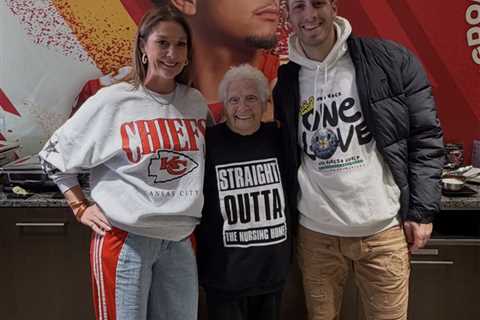 Patrick Mahomes’ mom reacts to Chiefs QB’s message after devastating ACL injury