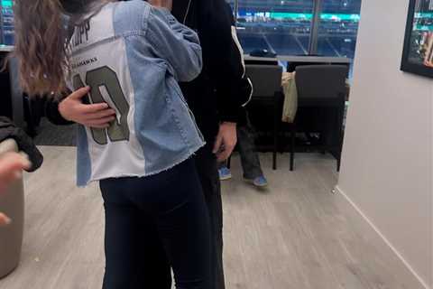 Cooper Kupp gets kisses from wife after huge win over ex-Rams team