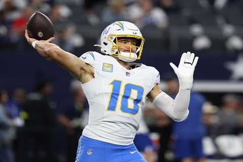 NFL Week 17 predictions, best bets: Picks against the spread for every game