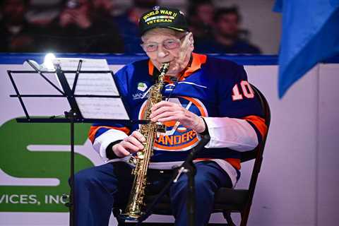 WWII vet, 104, thrills Rangers-Islanders crowd with national anthem on saxophone as fans unite for..