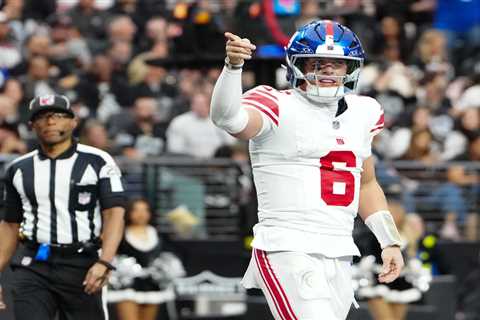 Giants severely hurt chances at No. 1 overall draft pick by beating Raiders in Tank Bowl