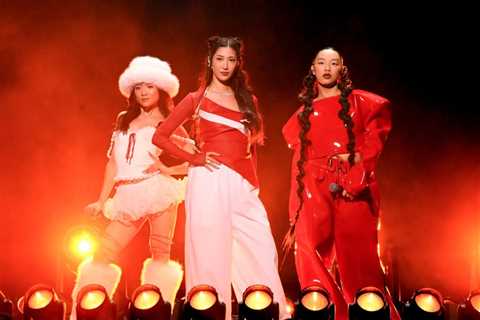 HUNTR/X Light Up Kimmel Stage With Angelic, Symphonic ‘Golden (Glowin’ Version)’ Performance: Watch