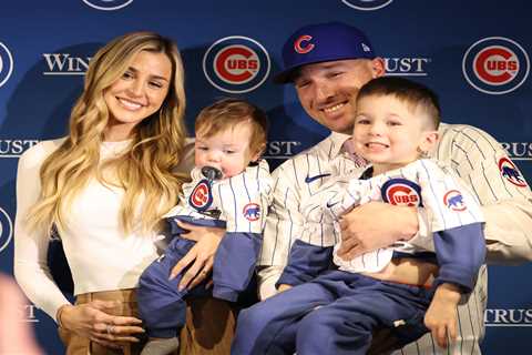 Alex Bregman’s son goes wild meeting Cubs mascot in adorable scene