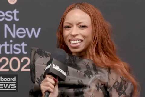 Ravyn Lenae Runs Into KATSEYE, Talks Opening Up For Sabrina Carpenter | Spotify Best New Artist..