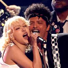 Rosé, Bruno Mars Open Grammys With Energetic 'APT.' Performance