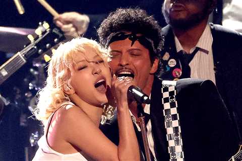 Rosé, Bruno Mars Open Grammys With Energetic 'APT.' Performance