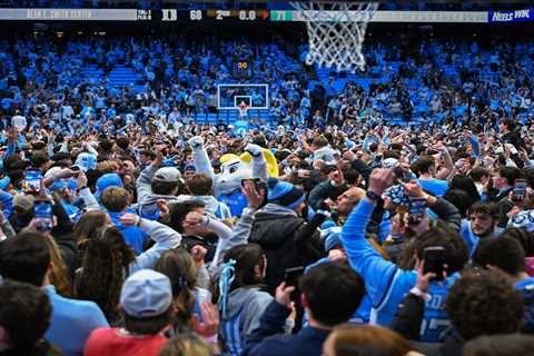 UNC fans prematurely storm court after game-winner just before buzzer vs. rival Duke in wild scene