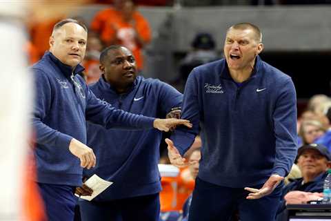 Kentucky coach Mark Pope caught bashing refs on hot mic after controversial call: ‘Cheated us’