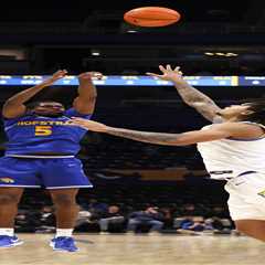 Cruz Davis left Rick Pitino to become superstar at Hofstra: ‘He’s a dawg’