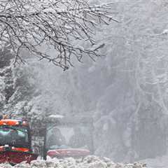 Phillies announcer Ben Davis sliced his knee with chainsaw in gruesome accident — and didn’t go to..