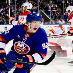 Islanders’ Simon Holmstrom-Brayden Schenn decision instantly pays off during win