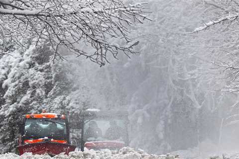Phillies announcer Ben Davis sliced his knee with chainsaw in gruesome accident — and didn’t go to..