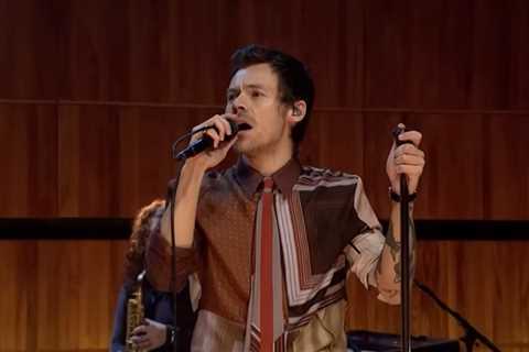 Harry Styles Nails Dreamy Cover of ‘80s Tears For Fears Pop Smash in BBC Radio 1’s Live..