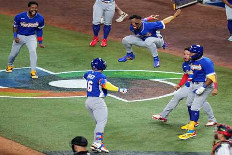 Wilyer Abreu uncorks epic bat flip after putting Venezuela ahead in stunning WBC upset against Japan