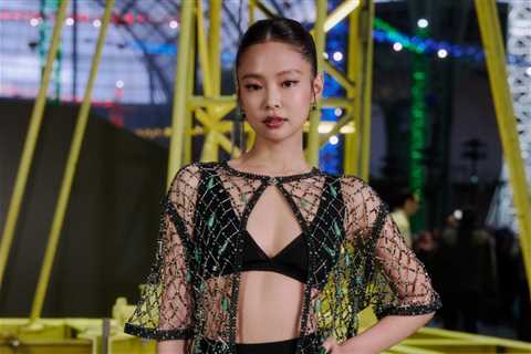 In Her Solo Era, Jennie Debuts ‘Dracula’ Live at First Solo China Show