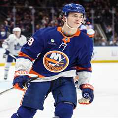 Islanders snag big win over Maple Leafs to boost playoff hopes in Pete DeBoer’s debut