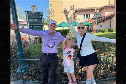 Senator Rick Scott takes Pics of His Family at Disney World, Calls Out TMZ Amid Shutdown