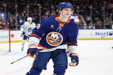 Islanders snag big win over Maple Leafs to boost playoff hopes in Pete DeBoer’s debut