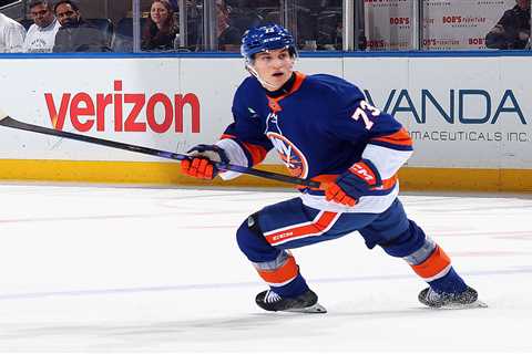 Islanders’ Victor Eklund gets first point in NHL debut on Bo Horvat’s 300th goal