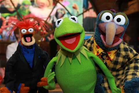 Can You Picture Kelly Clarkson, Travis Barker and ‘Weird Al’ Cameos On New Muppets-Themed Rock ‘n’..