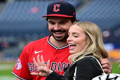 Guardians catcher Austin Hedges proposes to girlfriend on field after win
