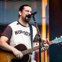 Noah Kahan’s ‘The Great Divide’ Debuts at No. 1 on U.K. Albums Chart