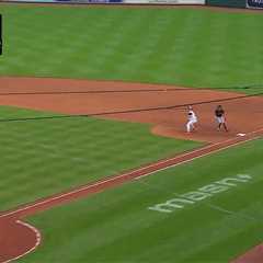 Pete Alonso makes bizarre error for Orioles as double play attempt goes horribly wrong