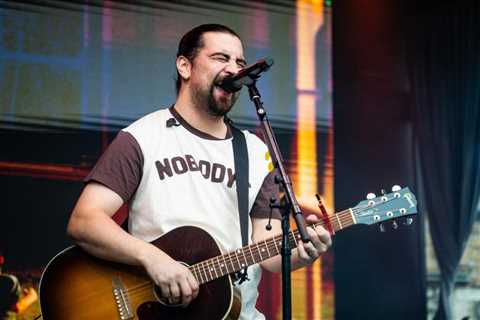 Noah Kahan’s ‘The Great Divide’ Debuts at No. 1 on U.K. Albums Chart